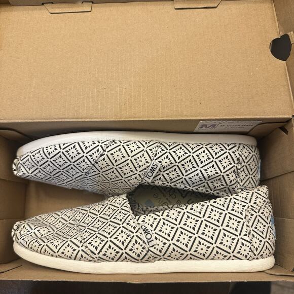 Toms Women's 6 White Round Toe Low Top Flat Comfort Slip On Loafers Shoes - Picture 1 of 6